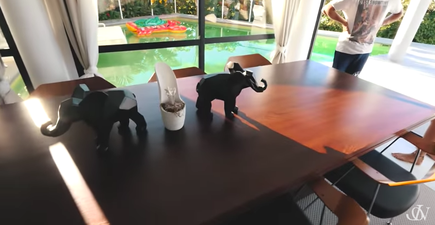 De har rolig elefanter på det stora matbordet. 