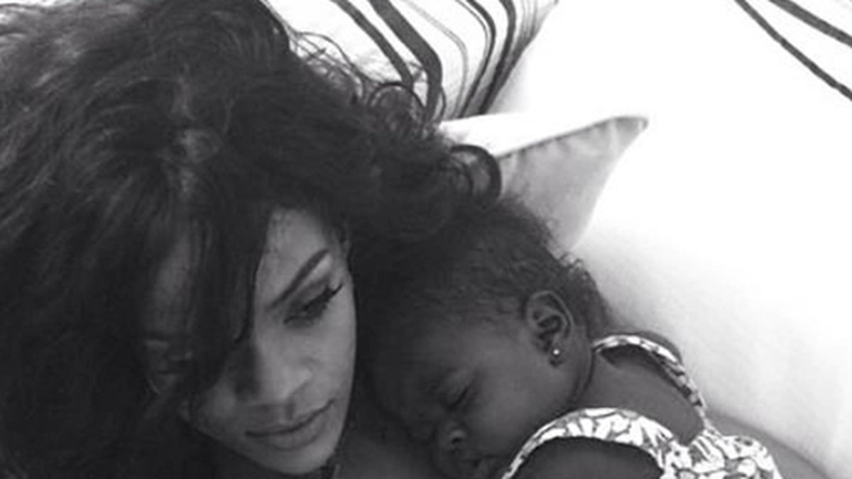 Rihanna gosar med en bebis. 