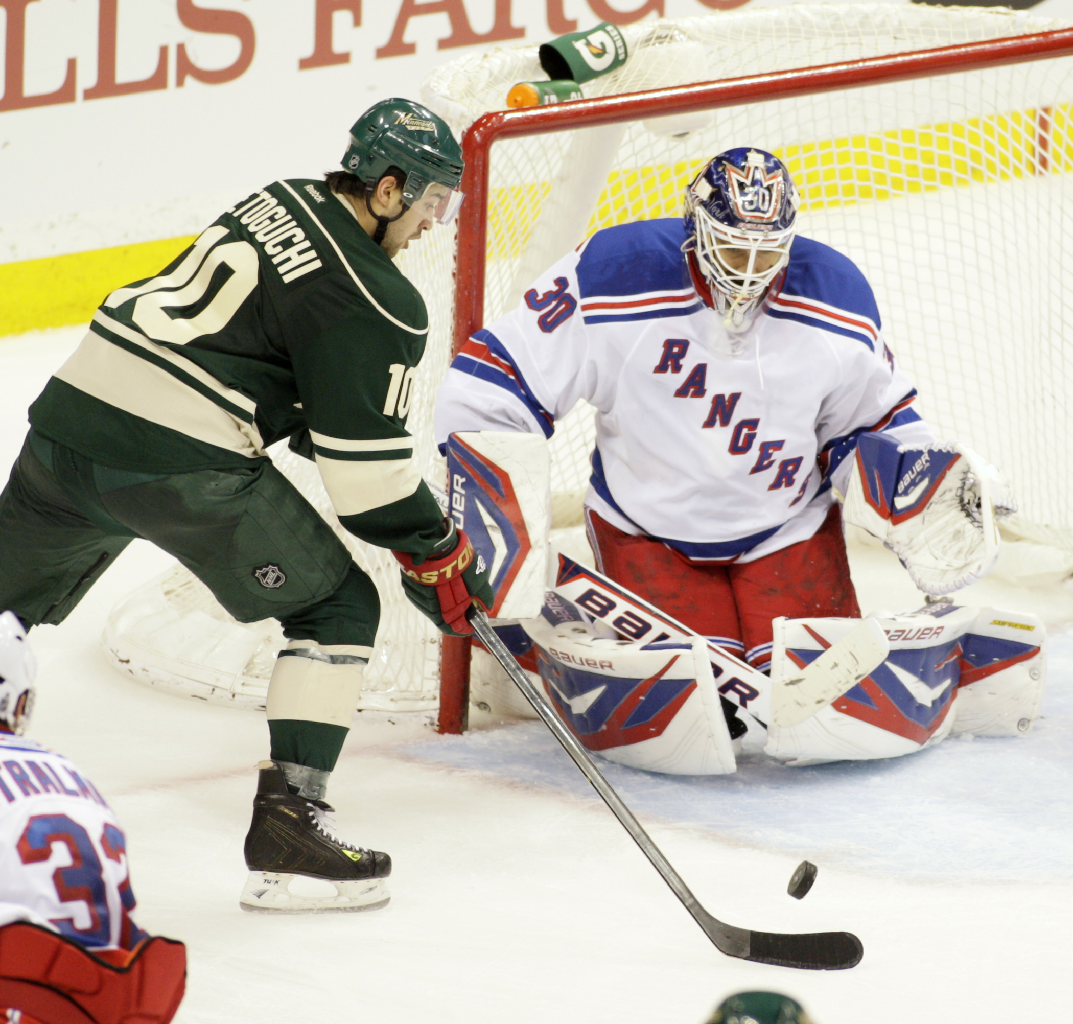 New York Rangers målvak, Sveriges egna Henrik Lundkvist räddar enkelt en puck från Minnesota Wild's Devin Setoguchi. New York Rangers målvak, Sveriges egna Henrik Lundkvist räddar enkelt en puck från Minnesota Wild's Devin Setoguchi.