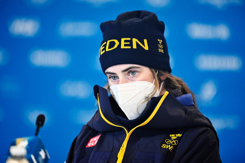 Ebba Andersson på presskonferensen efter damstafetten.