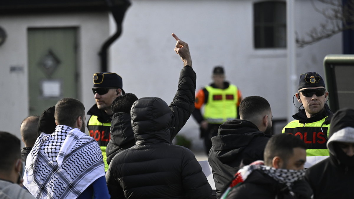 Polis och motdemonstranter vid Skånegården i Malmö den 16 april där den högerextreme politikern Rasmus Paludan brände en koran. Arkivbild.