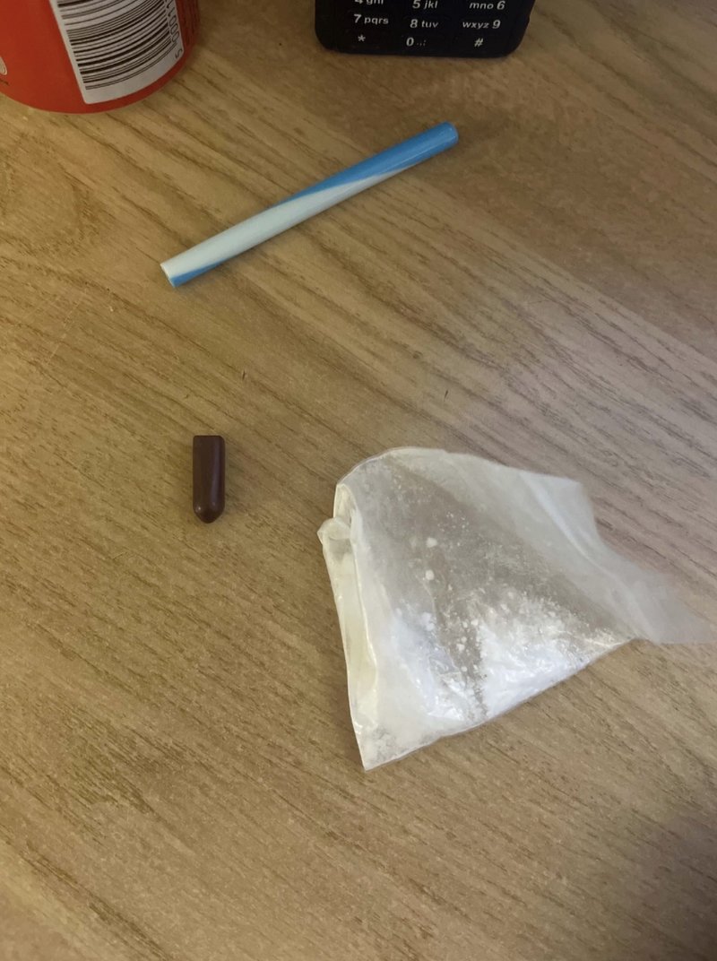 Påse med vitt pulver, sugrör och ett brunt lock som hittades i Katja Nybergs väska. Foto: Polisen