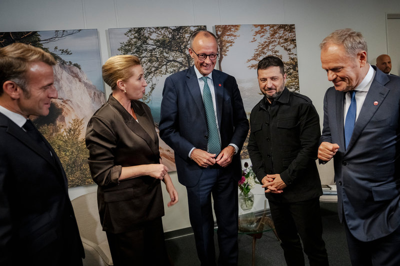 Frankrikes president Emmanuel Macron, Danmarks statsminister Mette Frederiksen, Tysklands förbundskansler Friedrich Merz, Ukrainas president Volodymyr Zelenskyj och Polens premiärminister Donald Tusk i möte i Köpenhamn den 2 oktober. Nu har de gemensamt tagit ställning till Donald Trumps syn på fredsförhandlingar.