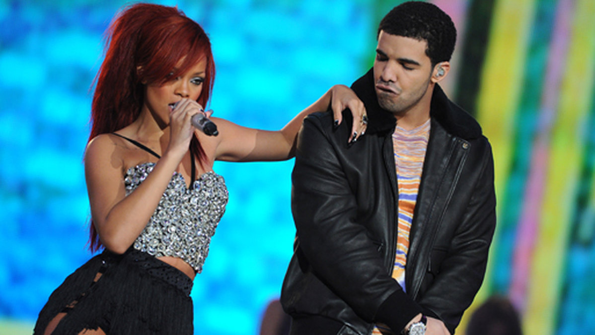 Drake berättade även att han tyckte att hans ex Rihanna är "helt galen".