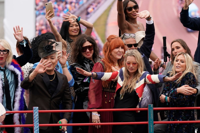 Kate Moss, Naomi Campbell bland flera andra kändisar på en buss med 1990-talstema.