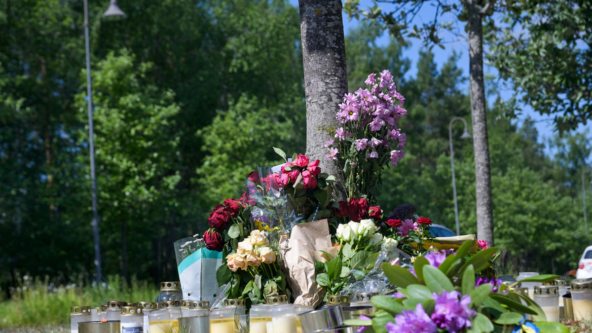 Minnesplats med blommor, dagen efter olyckan där en ung pojke dog efter att blivit påkörd när han cyklade i Märsta. Arkivbild.