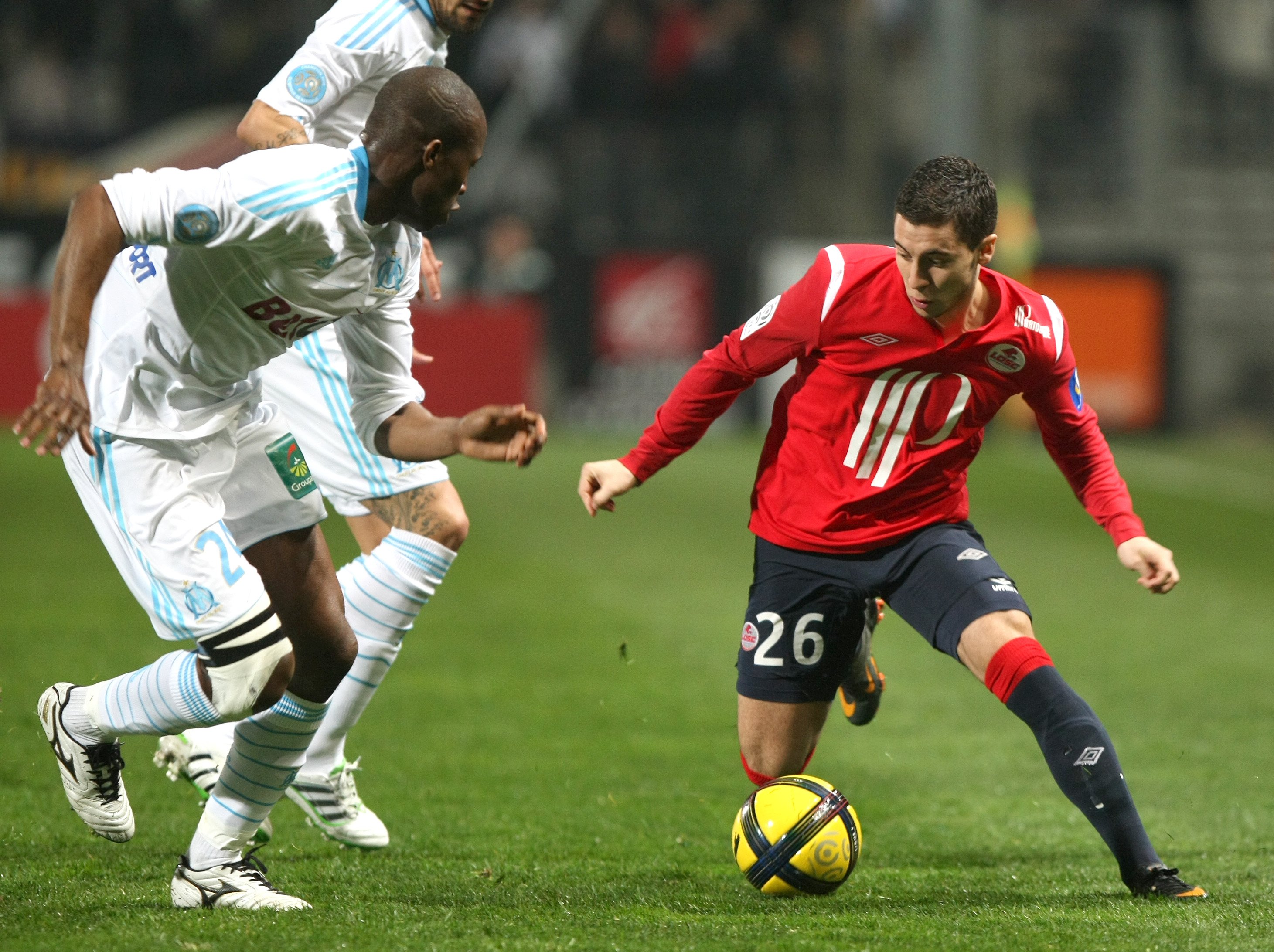 Tillsammans med Lukaku är Eden Hazard, i rött, mest eftertraktad av alla belgiska talanger.