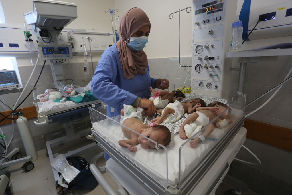 En sjuksköterska på ett sjukhus i gränsstaden Rafah tar hand om för tidigt födda barn som evakuerats från sjukhuset al-Shifa i Gaza.
