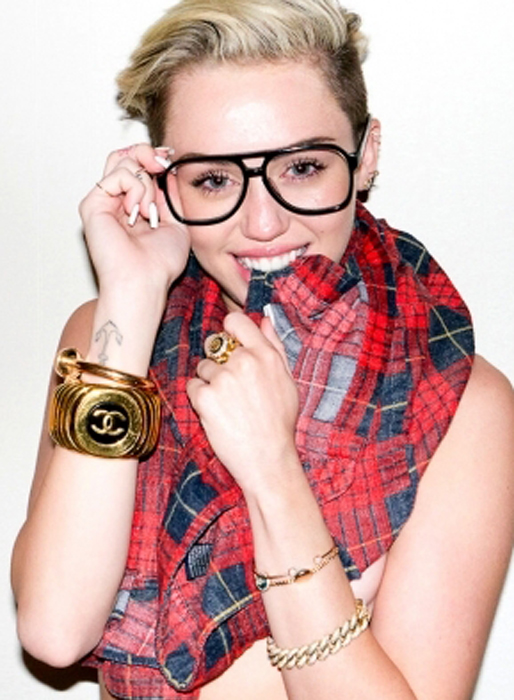 Miley poserar med Terrys skjorta och glasögon. Miley poserar med Terrys skjorta och glasögon.