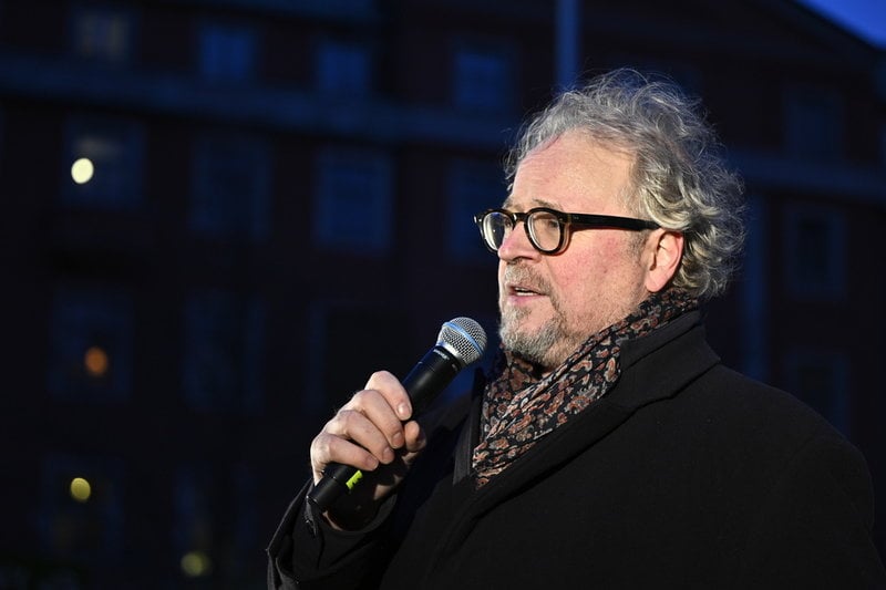 Fredrik Lindström talade under demonstrationen i Eskilstuna.