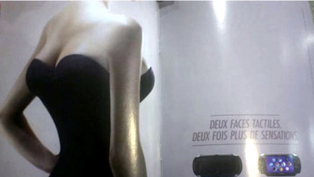 Nu rasar läsare mot SONY:s annonsbild och reklamslogan: "Rör båda sidorna. Dubbel sensation"