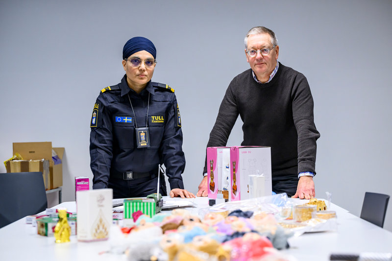 Sukhwinder Kaur och Per Holgersson visar upp beslagtagna föremål för barn.