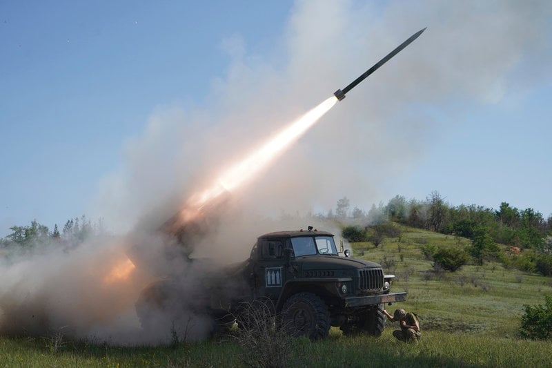 Ukrainska soldater skjuter raketer mot ryska ställningar vid fronten i Donetsk. Bilden togs i tisdags.
