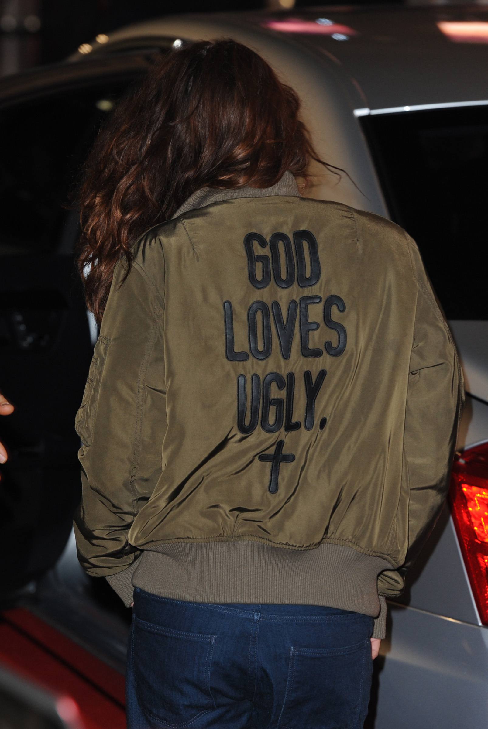 På baksidan av Kristens jacka står texten "GOD LOVES UGLY". Bra budord! På baksidan av Kristens jacka står texten "GOD LOVES UGLY". Bra budord!