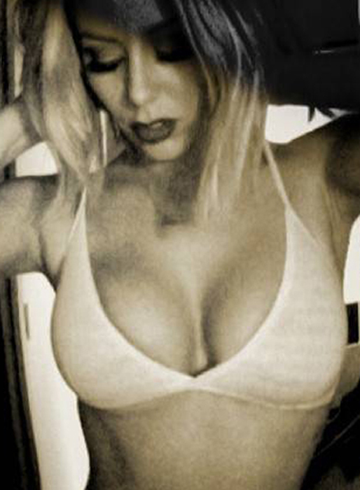Aubrey O'Day visar klyfta både fram... Aubrey O'Day visar klyfta både fram...