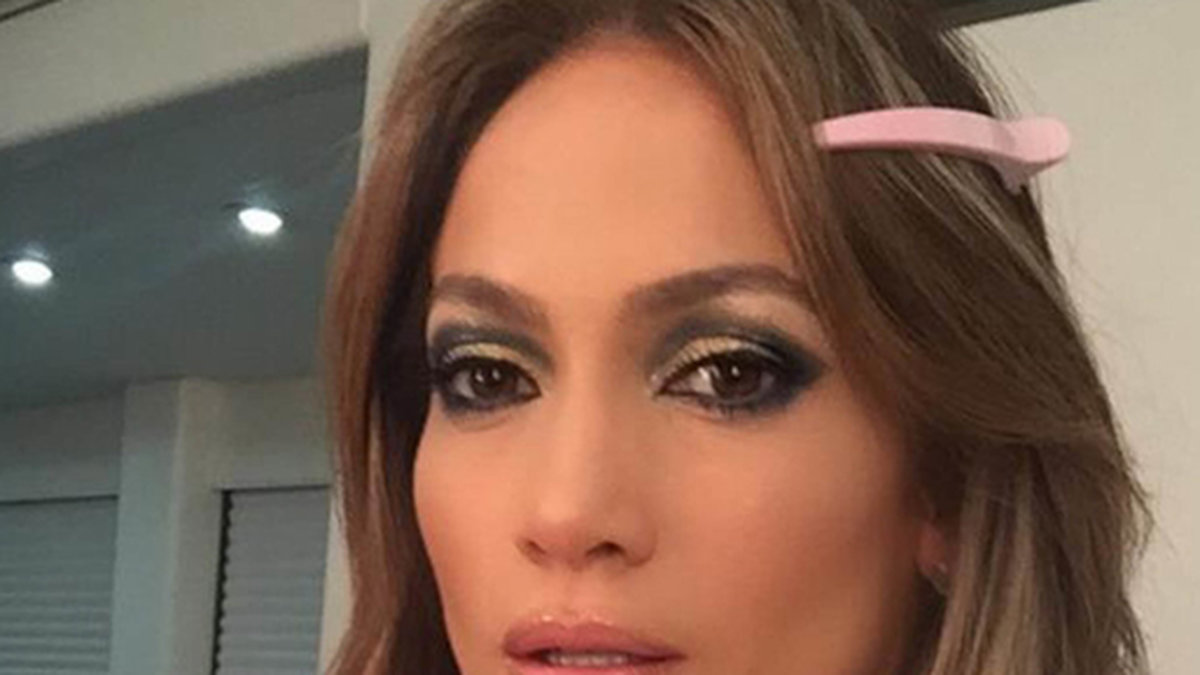 Jennifer Lopez tar en selfie.
