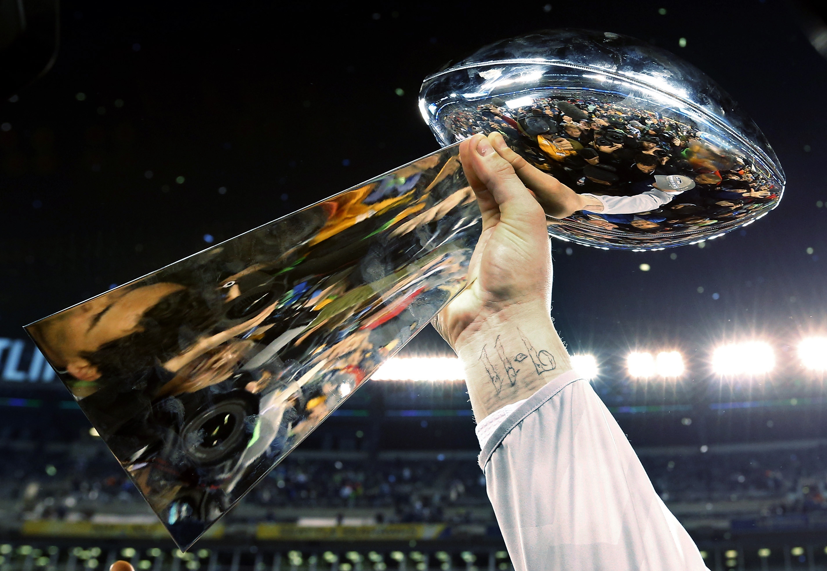 Vince Lombardi Trophy delas ut till laget som vinner Super Bowl. Till skillnad från många andra pokaler får det vinnande laget behålla pokalen för alltid och en ny tillverkas varje år. Vince Lombardi Trophy delas ut till laget som vinner Super Bowl. Till skillnad från många andra pokaler får det vinnande laget behålla pokalen för alltid och en ny tillverkas varje år.