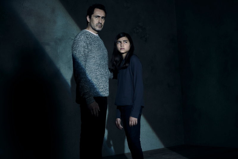 Demián Bichir som Mark och Madison Taylor Baez som Eleanor i tv-serien 'Let the right one in'. Pressbild.