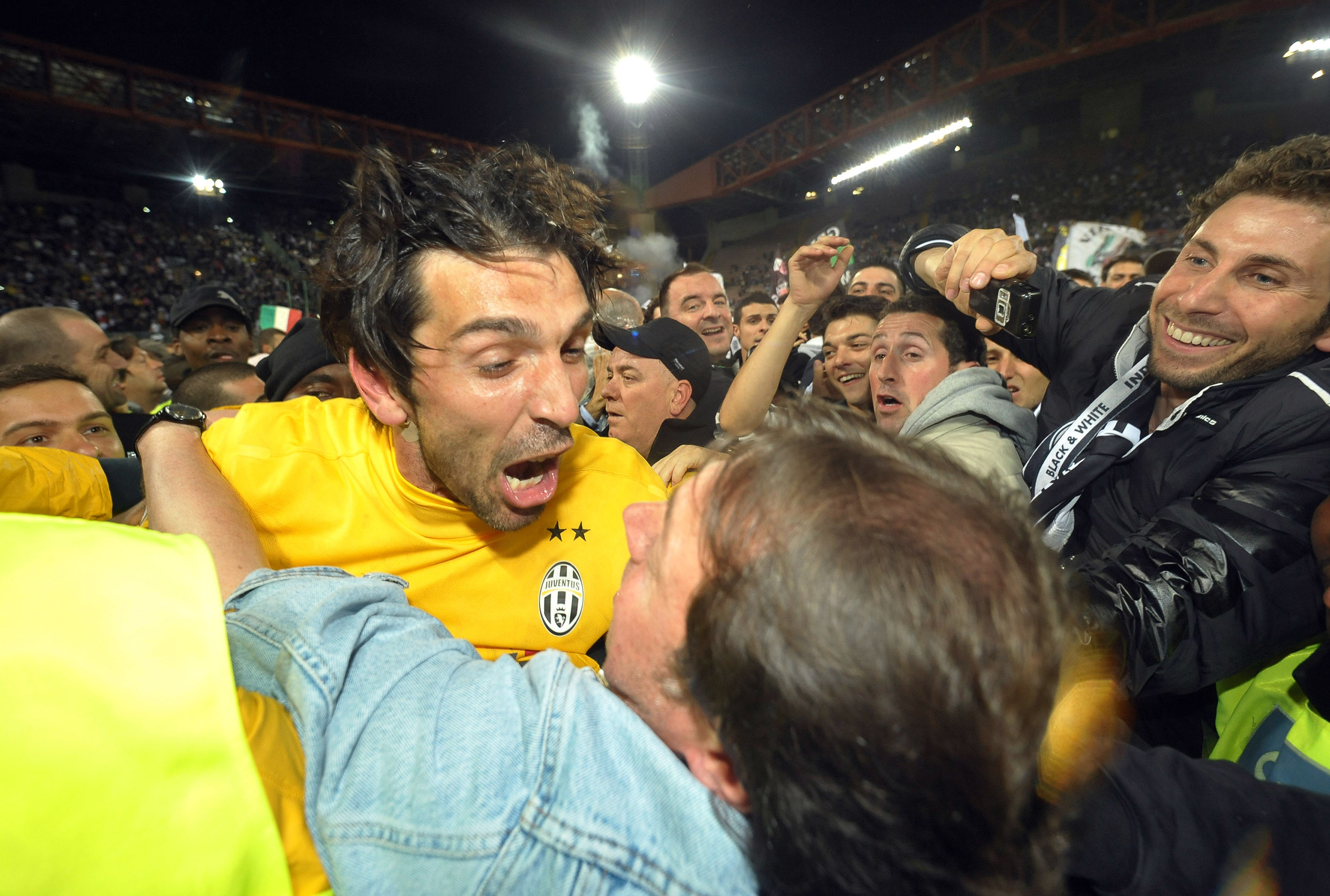 Gigi Buffon hyllar i sin tur alla som var kvar i Juventus efter Calciopoli.