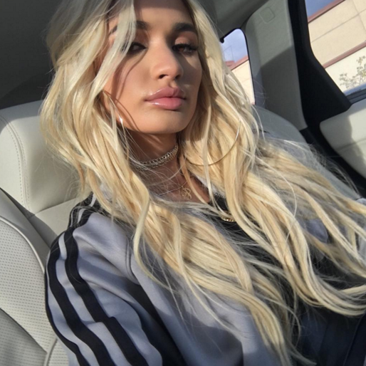 Pia Mia Perez tar en selfie. Pia Mia Perez tar en selfie.