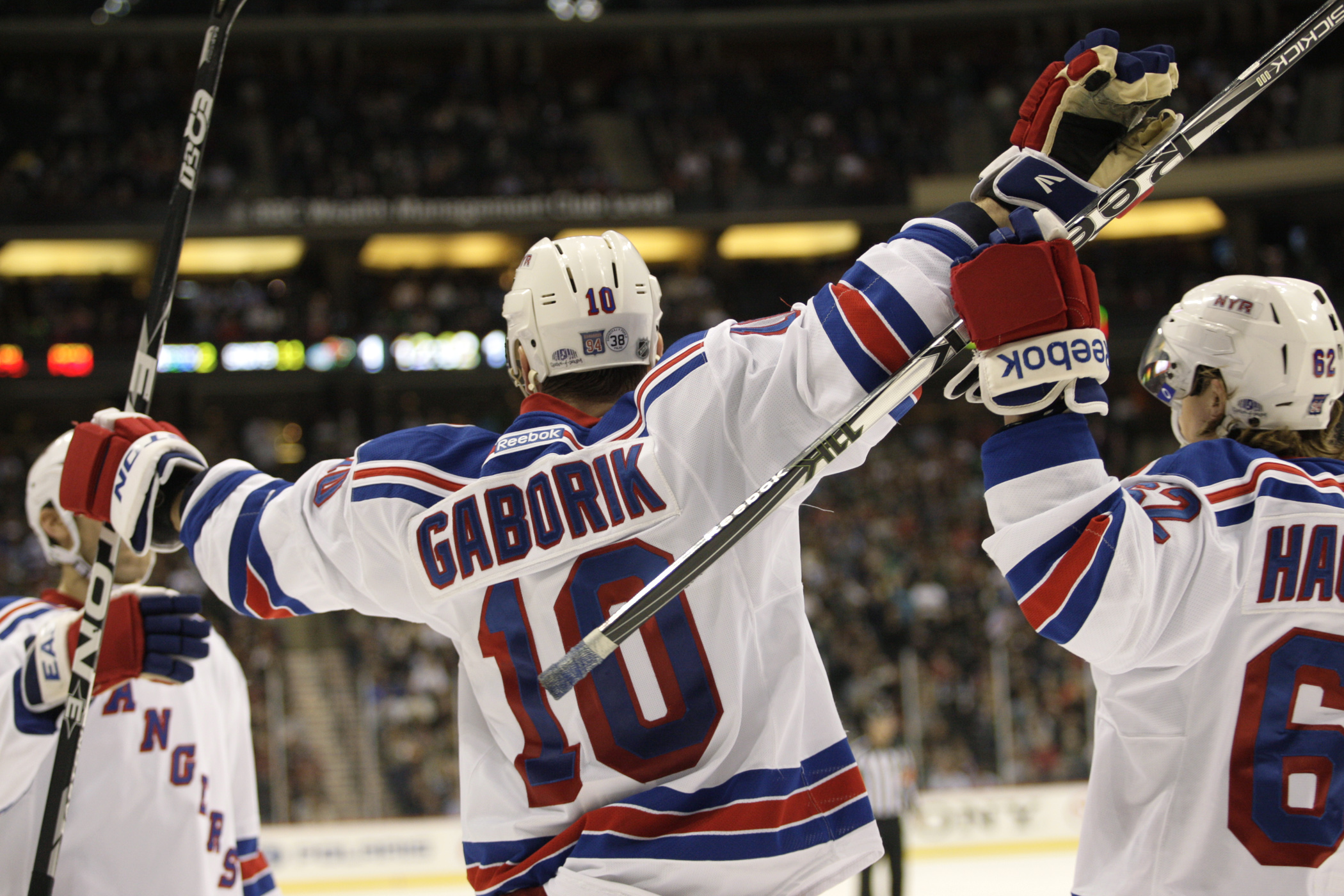Marian Gaborik jublar tillsammans med Carl Hagelin efter 2-1 målet. Marian Gaborik jublar tillsammans med Carl Hagelin efter 2-1 målet.