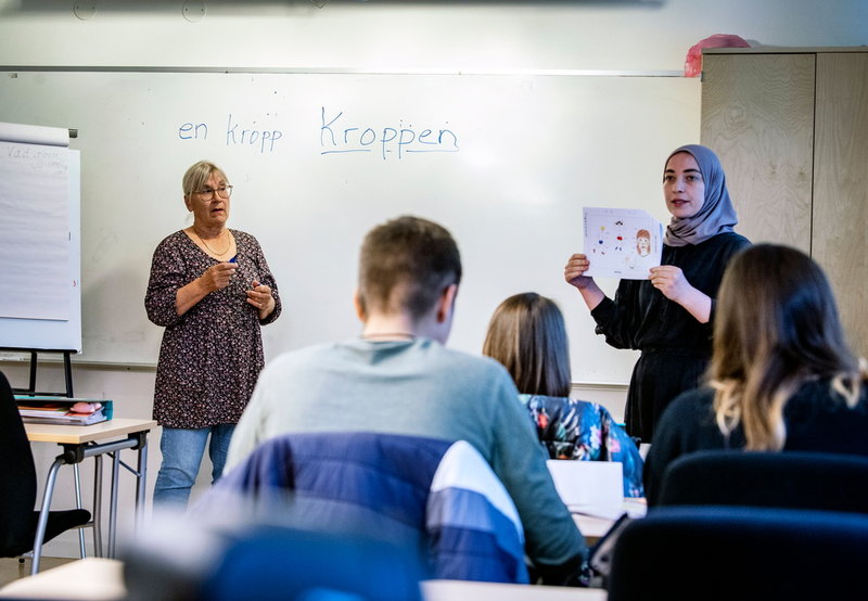Lyssna på svenska. Tala svenska. Skriva svenska. Eleverna i mellan- och högstadieålder utökar ordförrådet varje dag. Kerstin Nordlund och Melsi Bagakashvili förklarar och tolkar.
