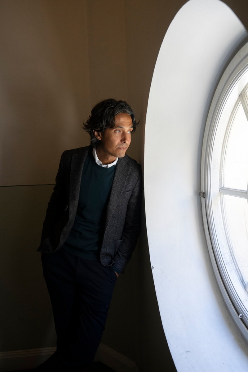 Jonas Hassen Khemiri skrev om pjäsen många gånger innan han var nöjd. 'Jag tror att jag håller på att bli en annan sorts författare. En som också omfamnar misslyckandet och tycker att det också är en del av en kreativ resa', säger han.