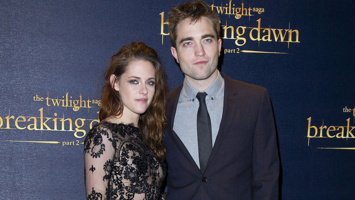 Kristen Stewart bedrar Robert Pattinson. Alla såg Kristen Stewart och Robert Pattinson som det perfekta paret. När Kristen under inspelningen av Snow White and the Huntsman var otrogen med den gifta regissören och tvåbarnspappan Rupert Sanders blev inte Kristen populär bland Twilight-fansen.