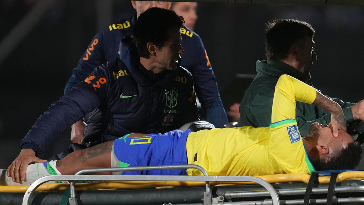 Neymar förs ut på bår efter skadan för ett par veckor sedan. Nu har han opererats och blir borta från fotbollen under lång tid. Arkivbild.