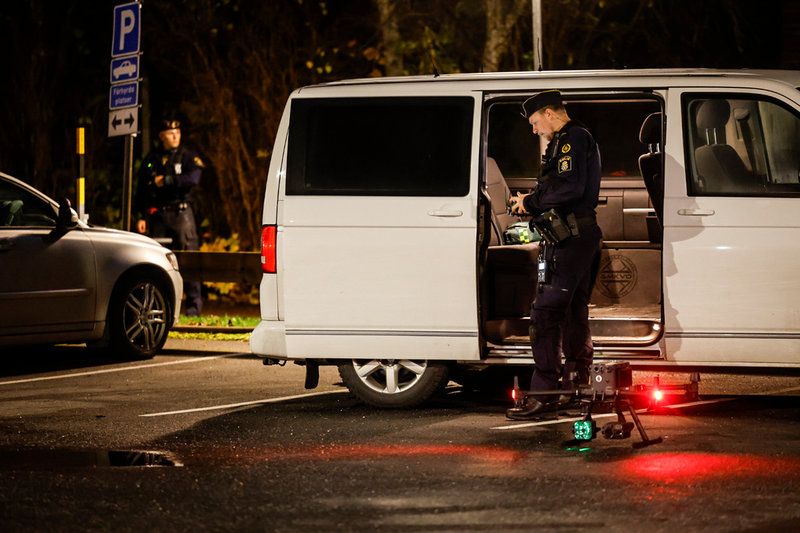 Polis i Västerås, där två skadade personer hittades.