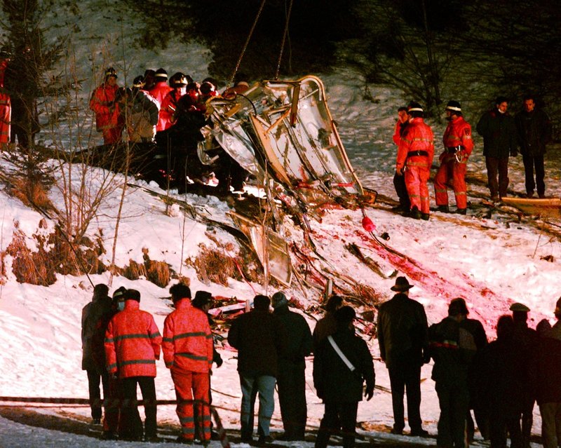 Räddningspersonal vid vraket av den kabinbanevagn som föll till marken när ett flygplan från USA:s marinkår råkade dra av en ledning vid Alpe Cermis 1998. Arkivbild.