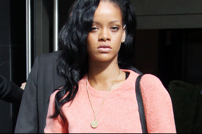 Rihannas pappa har beordrat sångerskan att vila. 