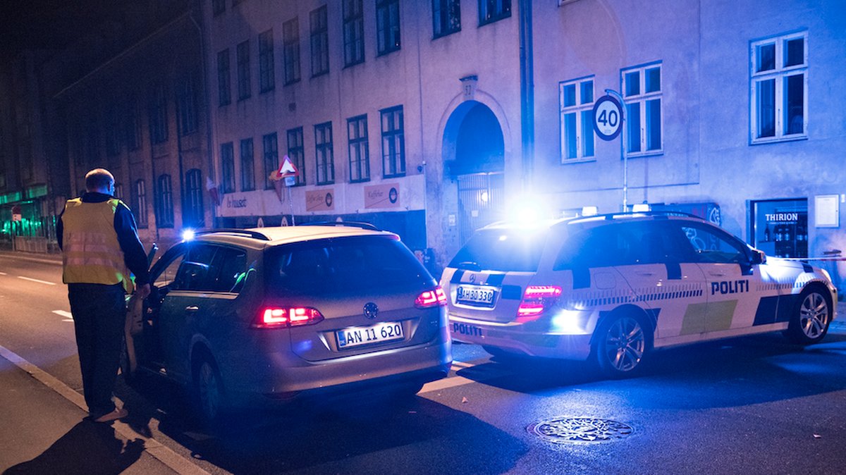 Under en rutinpatrull i Christiania, Köpenhamn, drog en man plötsligt vapen och sköt två personer.
