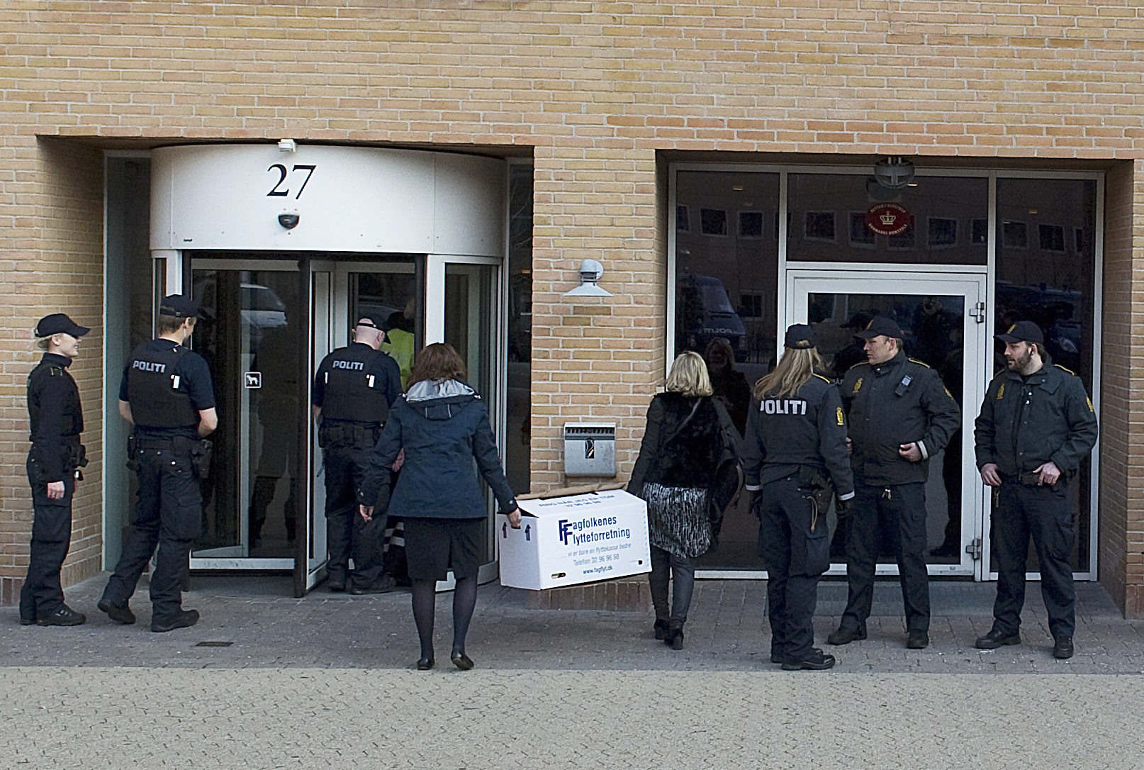 Polisen anländer till rättegången med en låda fylld med bevismaterial.