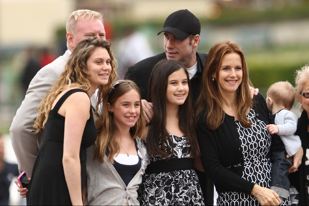 Travolta med familjen i Paris - ännu har de inte uttalats sig gällande anklagelserna. 