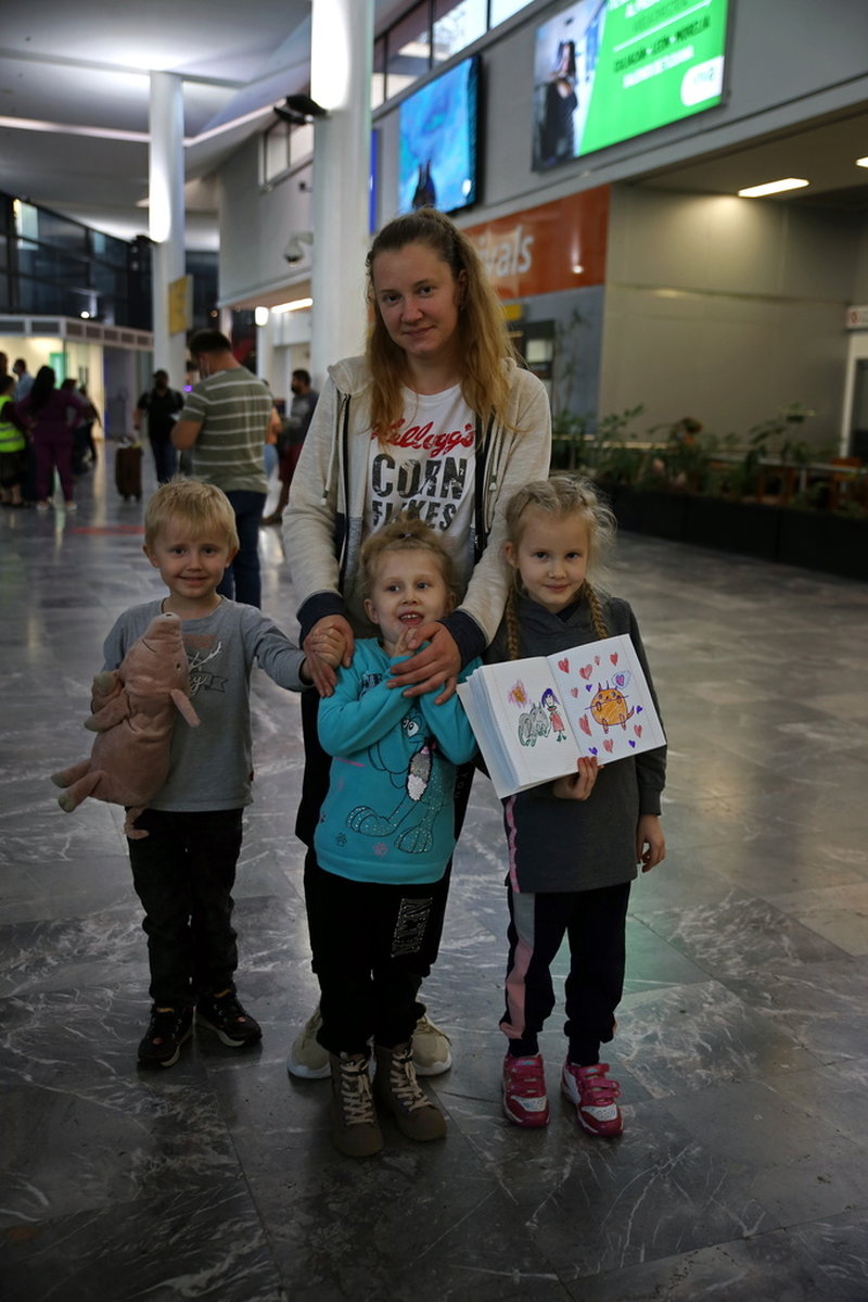 Dina Korova, 29, från Odessa i södra Ukraina, med sina barn Leo, Nadia och Margarita.