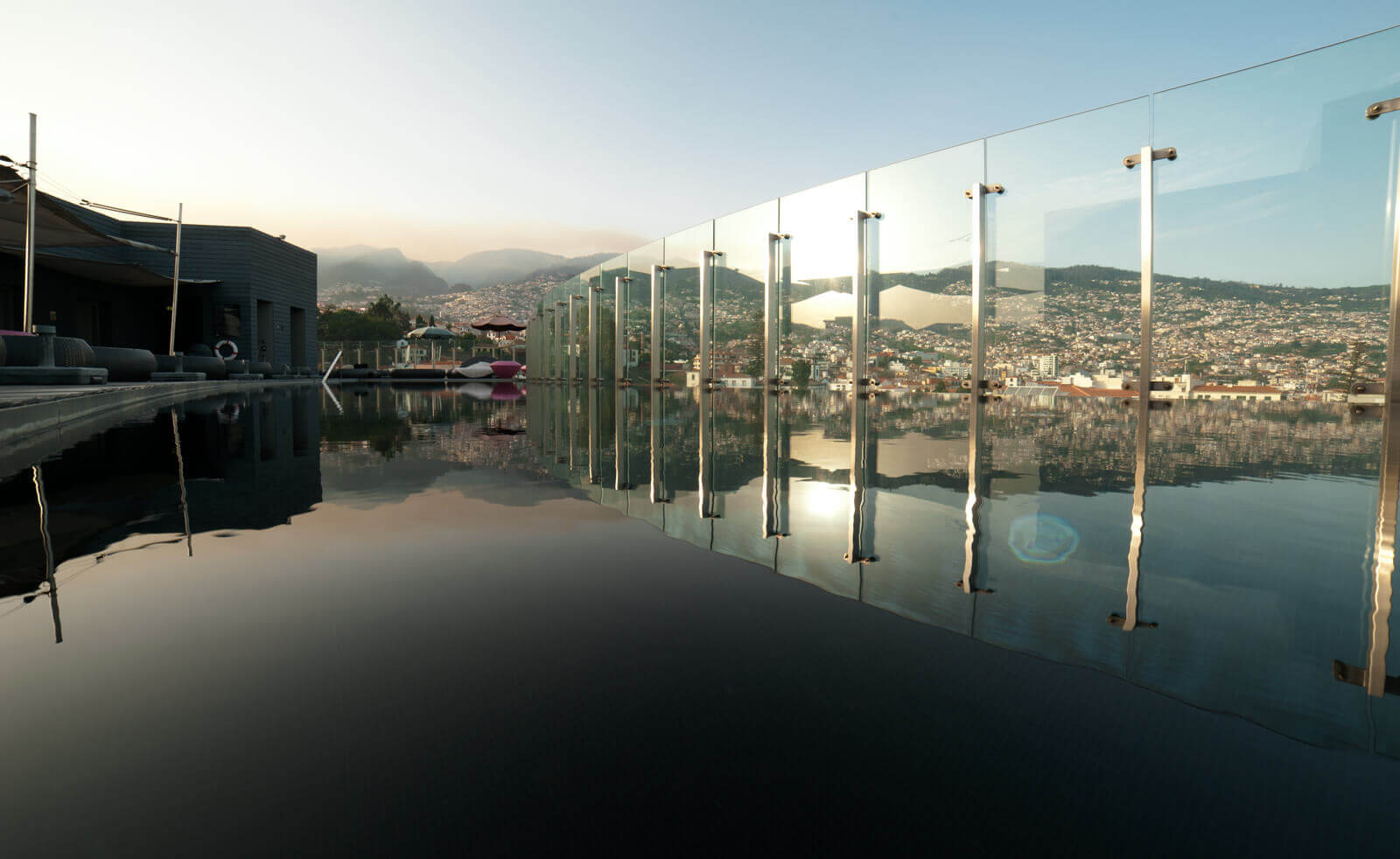 The Vine, Funchal, Madeira. Femstjärnigt designhotell på ön Madeira. På hotellets takterrass finns ett stort poolområde med utsikt över Funchal. The Vine, Funchal, Madeira. Femstjärnigt designhotell på ön Madeira. På hotellets takterrass finns ett stort poolområde med utsikt över Funchal.