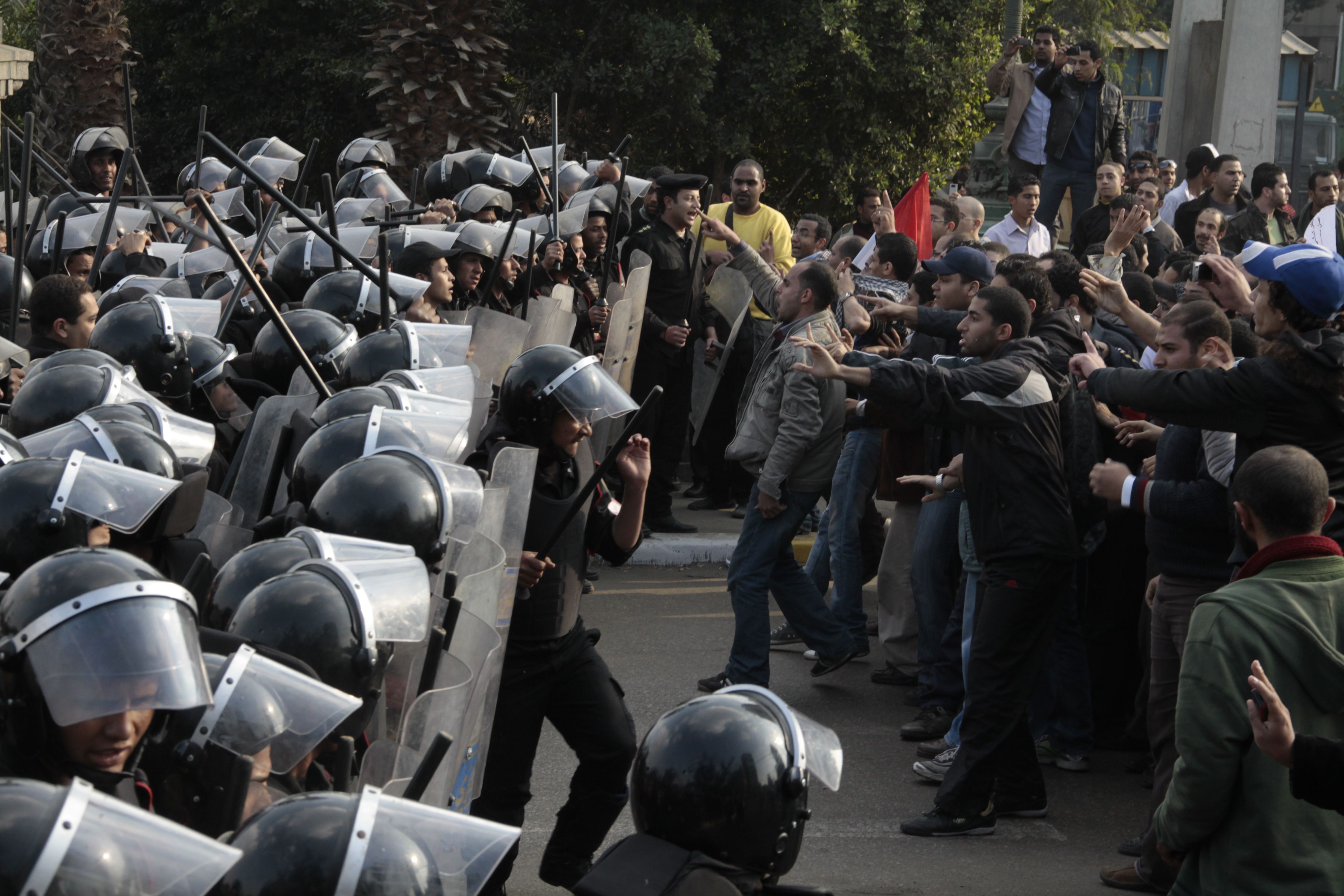 Egyptiska demonstranter drabbar samman med polis. Nu försöker regeringen isolera medborgarna. Egyptiska demonstranter drabbar samman med polis. Nu försöker regeringen isolera medborgarna.