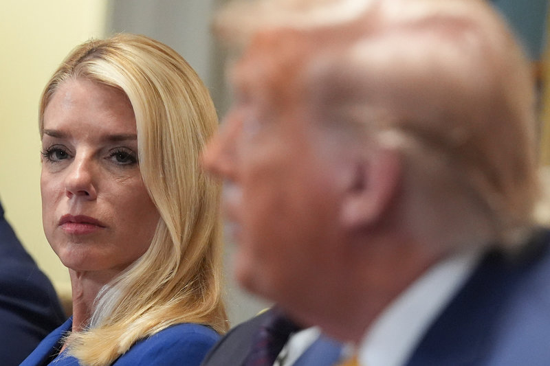 USA:s justitieminister Pam Bondi tillsammans med president Donald Trump tidigare i juli.