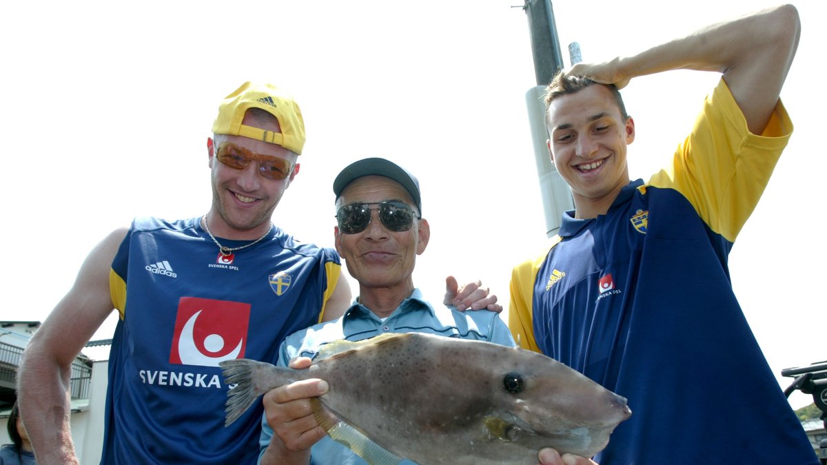 Med Magnus Hedman och okänd fiskare under VM i Sydkorea/Japan.