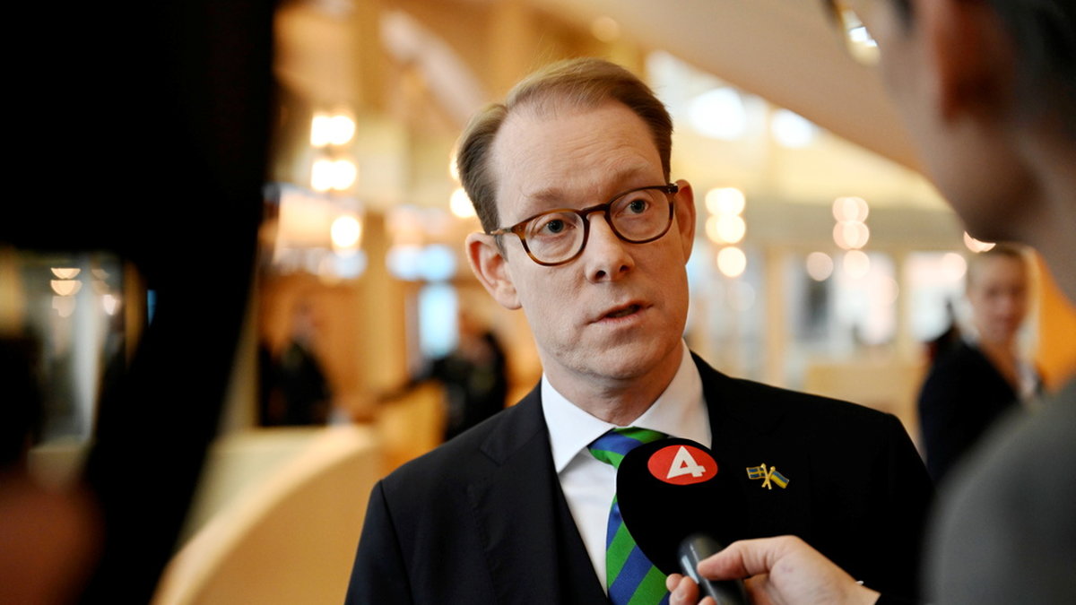 Utrikesminister Tobias Billström (M) inledde den utrikespolitiska debatten med att presentera regeringens utrikesdeklaration.