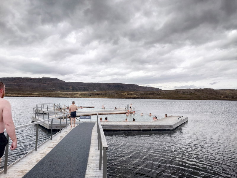 Bassänger med geotermiskt vatten i sjön Urridhavatn i östra Island. I bassängerna är vattnet cirka 40 grader varmt, medan det i den omgivande sjön bara är några få plusgrader.