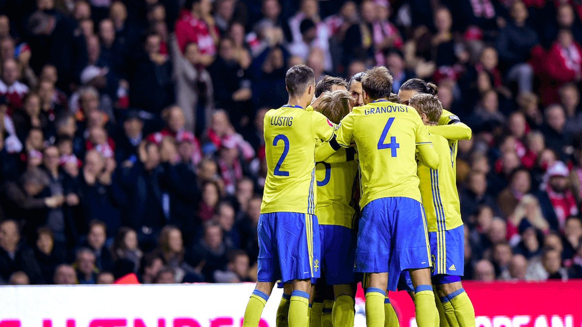 Sverige firar Zlatans 1–0-mål.