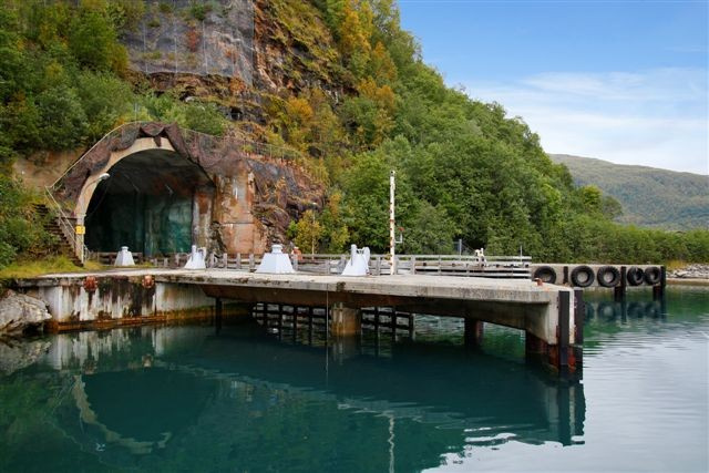 Olavsverns gamla flottbas utanför norska Tromsö. 270 000 kvadratmeter bombsäkert bergsrum – hallå? Olavsverns gamla flottbas utanför norska Tromsö. 270 000 kvadratmeter bombsäkert bergsrum – hallå?