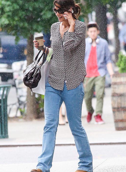 Katie Holmes outfit är så tråkig att vi minns syo-konsulenter som var bättre klädda 1994. Katie Holmes outfit är så tråkig att vi minns syo-konsulenter som var bättre klädda 1994.