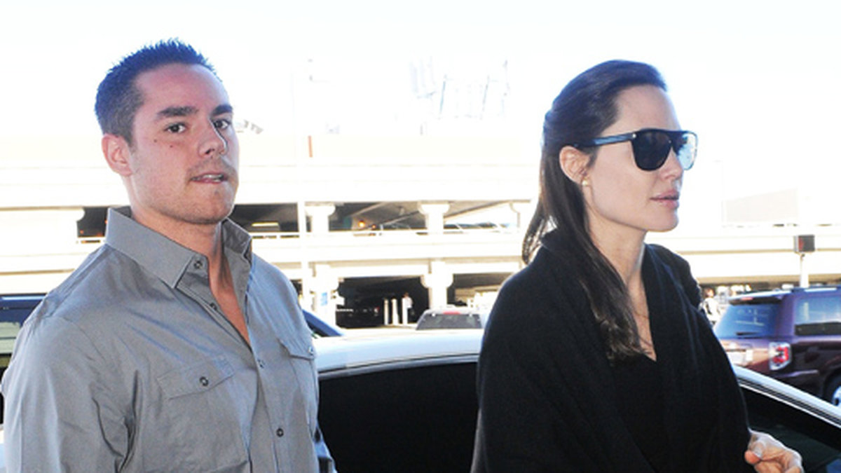 När Angelina Jolie inte vilar ögonen på Brad Pitt så har hon den här heta vakten att kolla in. 