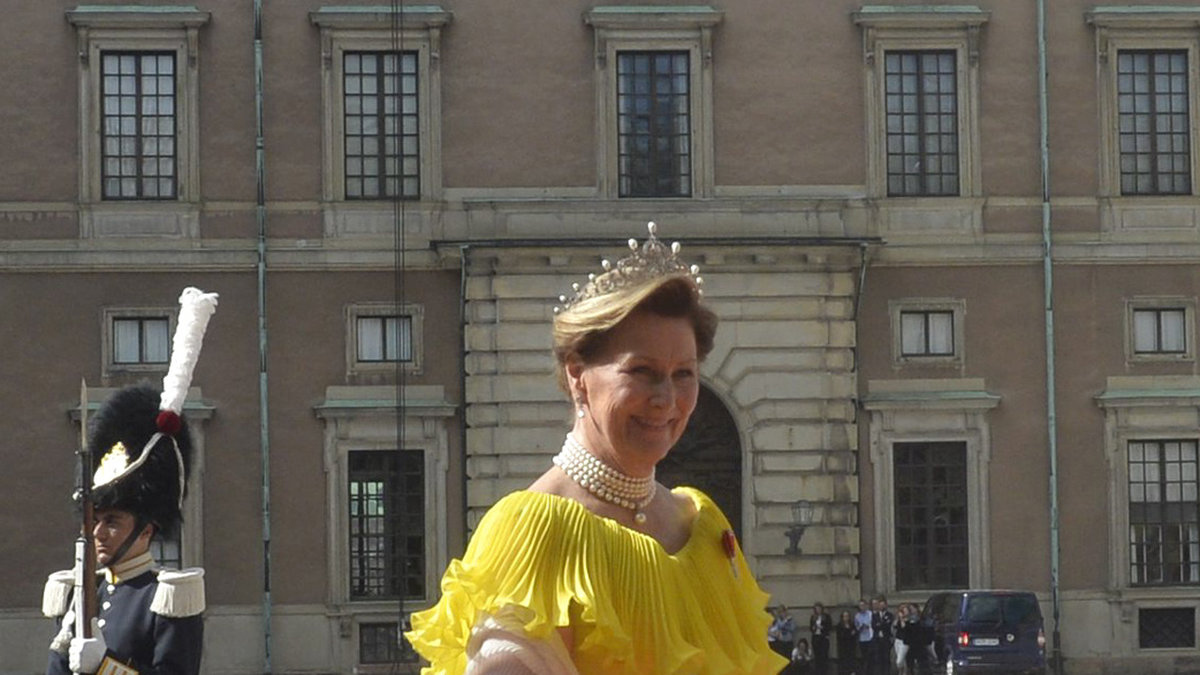 ​Drottning Sonia av Norge bar en påskgul plisserad klänning. 