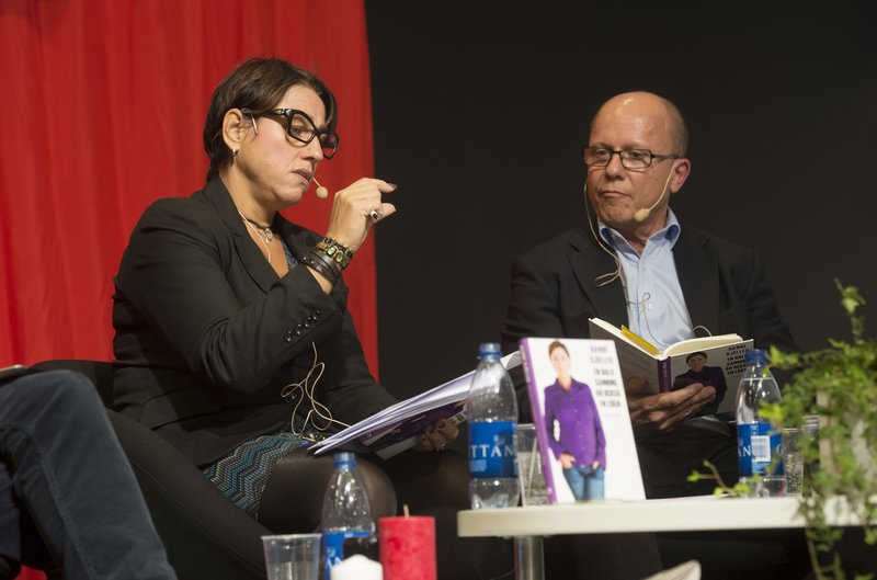 Hanne Kjöller debatterar sin bok "En halv sanning är också en lögn" med Nils Hansson, ansvarig utgivare för "Uppdrag granskning" under bokmässan i Göteborg 2013. Foto: Fredrik Sandberg/TT