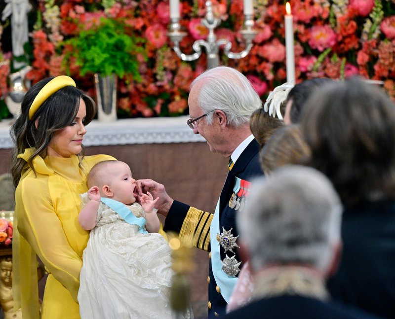 Prinsessan Ines tilldelas Serafimerorden av sin farfar, kung Carl Gustaf.