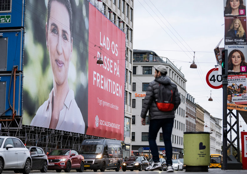 Mette Frederiksens ansikte prydde en stor valaffisch i Köpenhamn vid folketingsvalet förra året. Efter valet vände hon sig högerut för att bilda en blocköverskridande regering. Arkivbild.